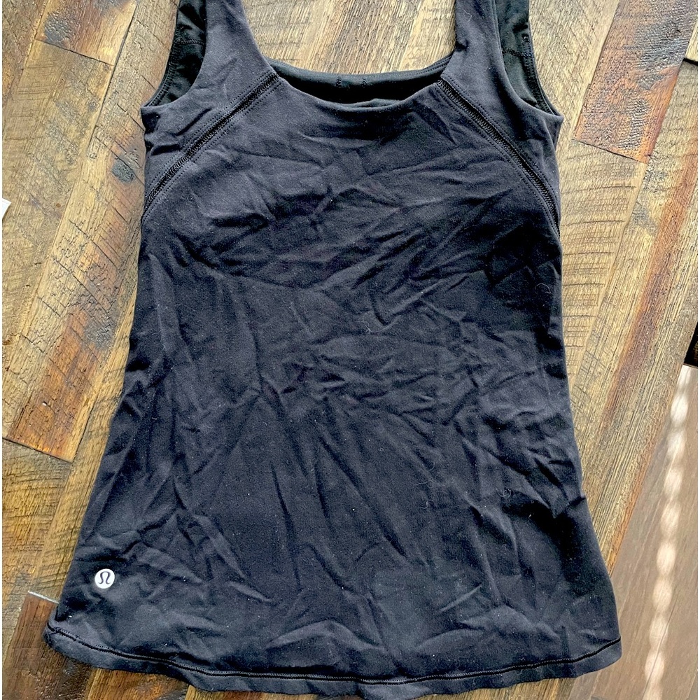 Lululemon black tanktop. 16 1/2” long and 12” across. I THINK size 2, maybe 4.